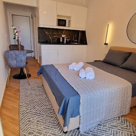 Perea Luxury 20 Miters From Sea In Downtown Of Perea Διαμέρισμα Περαία