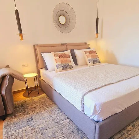 Perea Luxury 20 Miters From Sea In Downtown Of Perea Апартаменты *