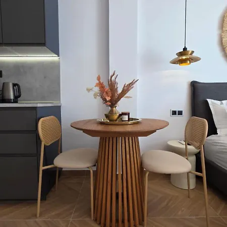Perea Luxury 20 Miters From Sea In Downtown Of Perea Апартаменты